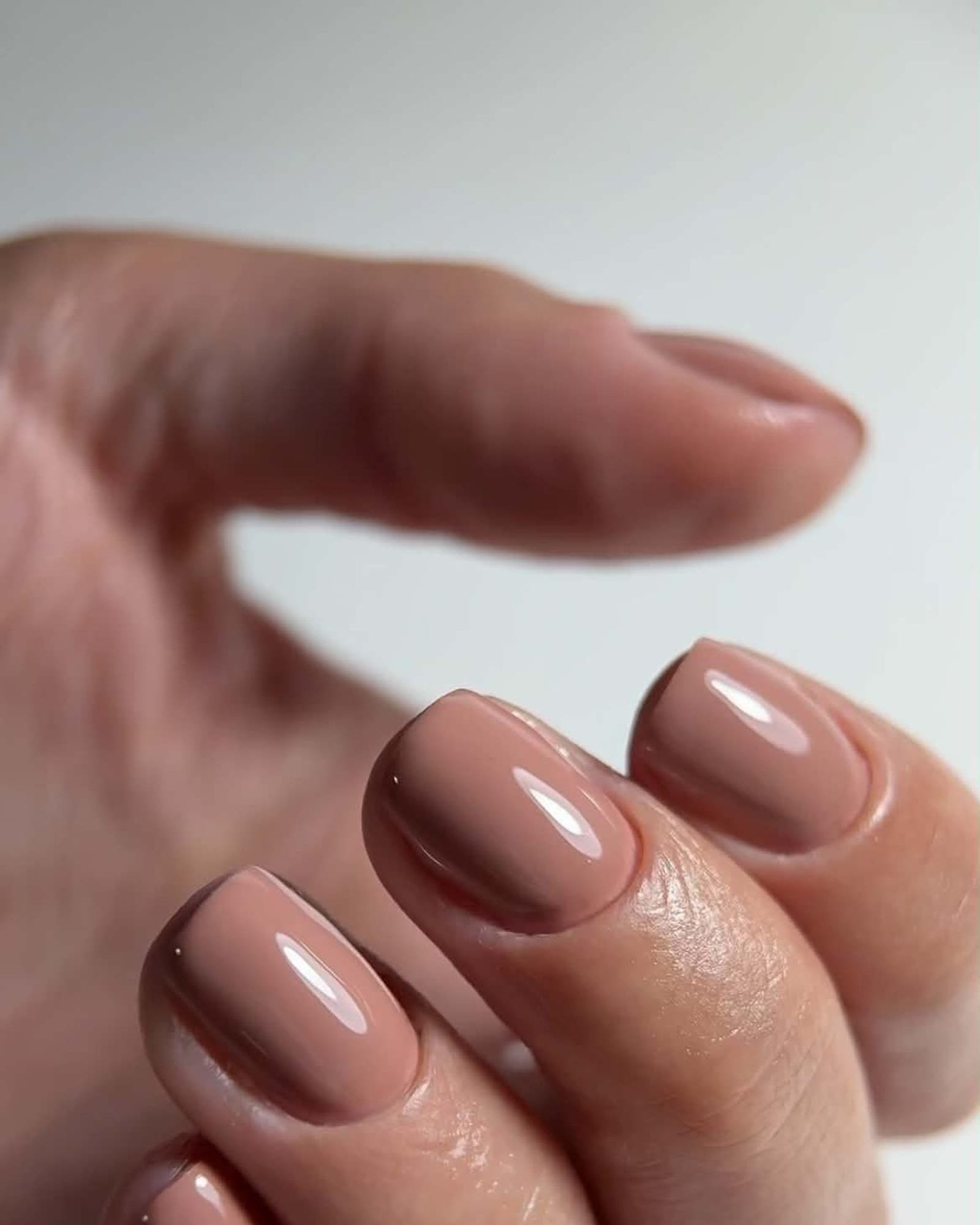 Zbliżenie eleganckiej, glossy stylizacji paznokci Sokołowska Studio
